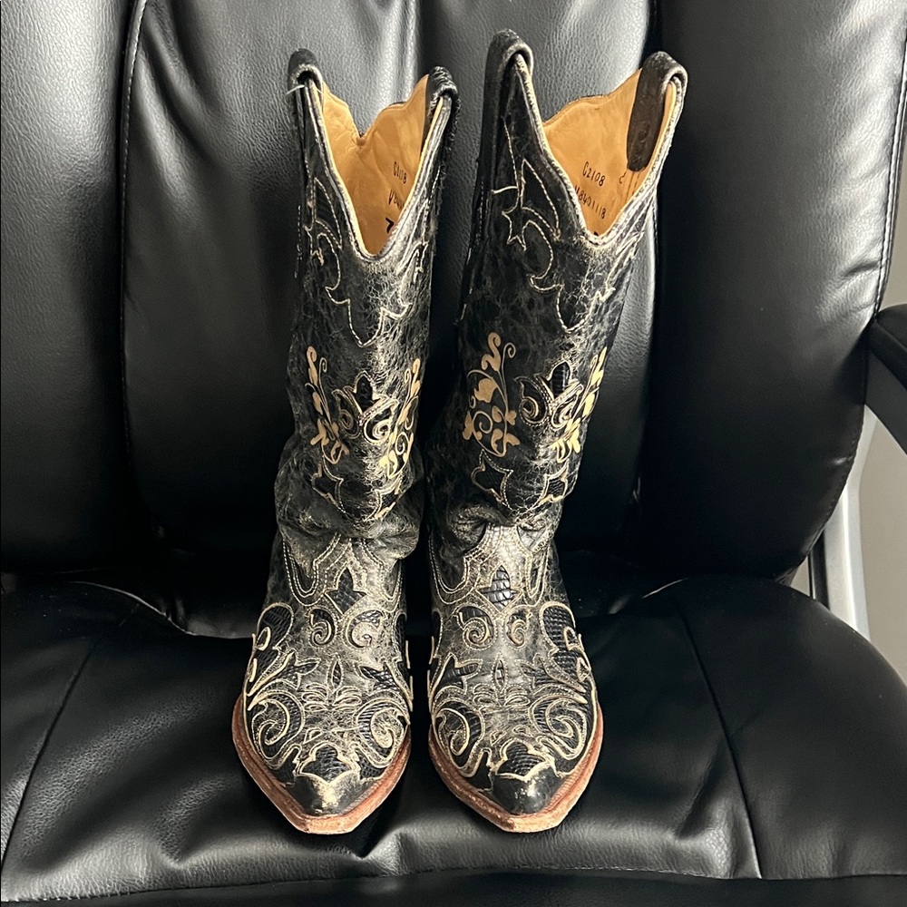 Black  Embroidered Women's Pointed Toe Cowboy Boots